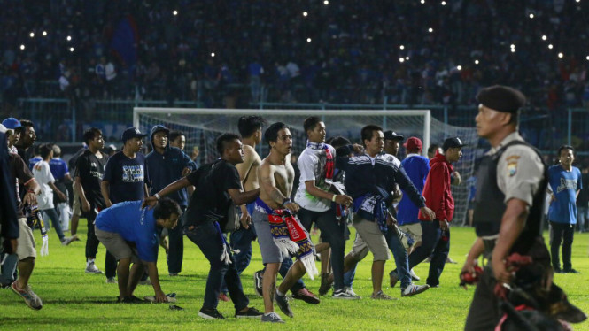 kerusuhan Aremania yang membuat Arema FC harus didenda. Sumber: Viva
