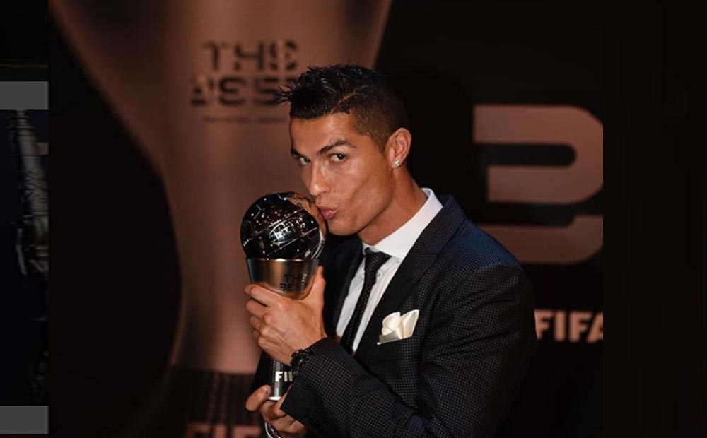 Foto Cristiano Ronaldo raih gelar ballon d'or