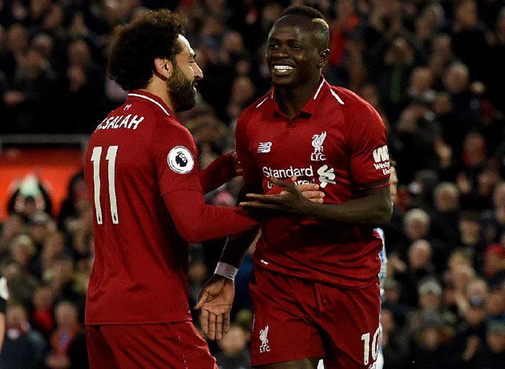 mohamed salah dan sadio mane merayakan kemenangan liverpool vs huddersfield