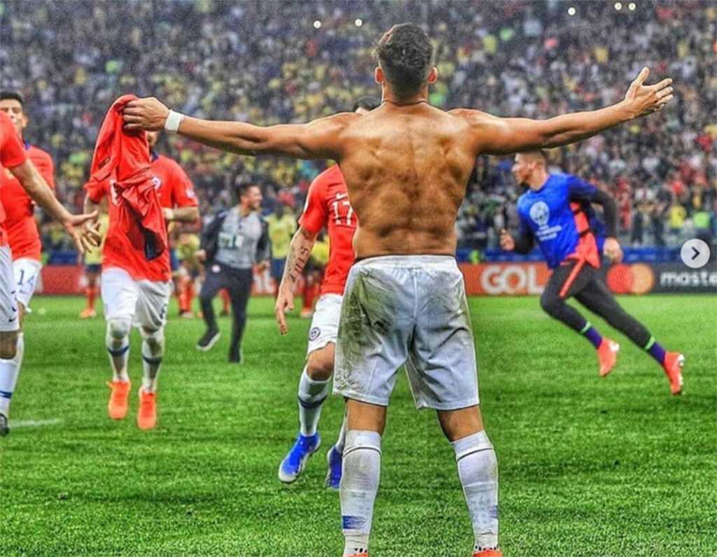 foto selebrasi alexis sanchez di piala copa america 2019