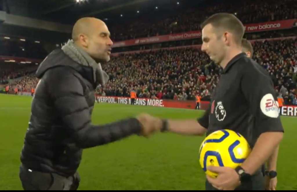 Pep Guardiola salami wasit pertandingan Liverpool Vs Manchester City