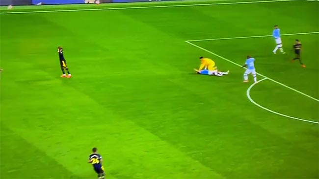 Foto Eric Garcia Bertabrakan Dengan Ederson di Laga Manchester City Vs Arsenal