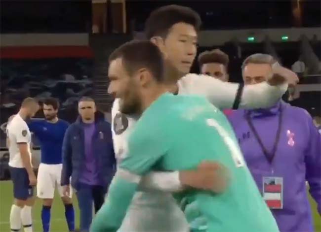 Hugo Lloris dan Son berpelukan