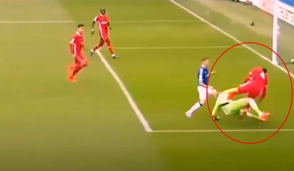 Tabrakan Pickford dan Virgil Van Dijk di pertandingan Everton Vs Liverpool