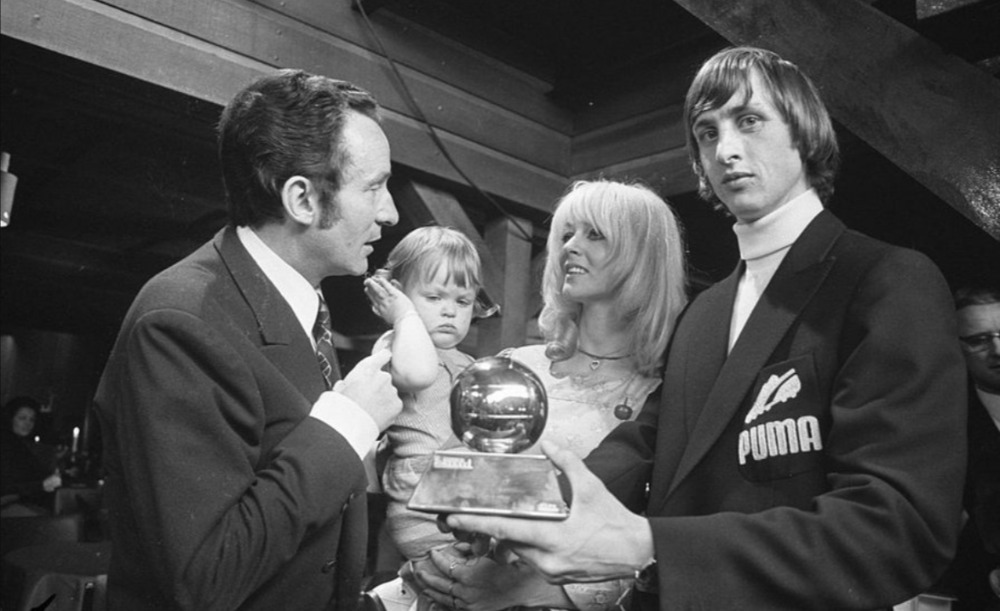 Foto Johan Cruyff Terima Ballon Dor Pertama