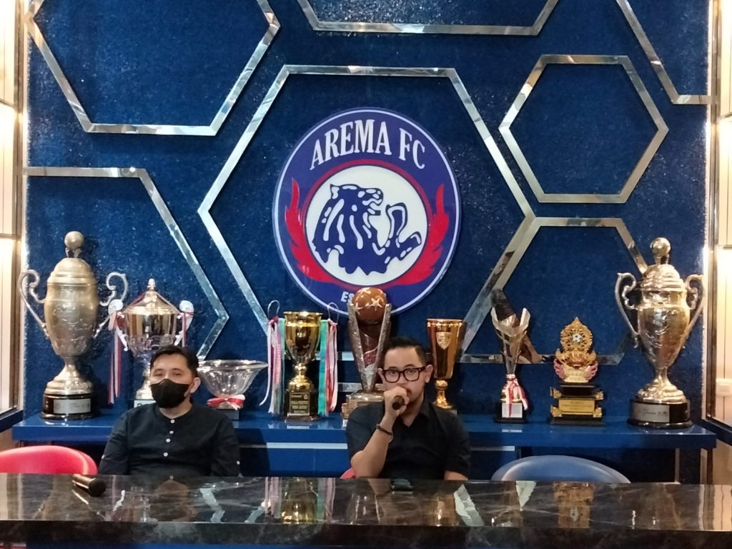 Gilang Widya Pramana (kanan) saat menyatakan resmi mundur dari jabatannya sebagai presiden Arema FC.