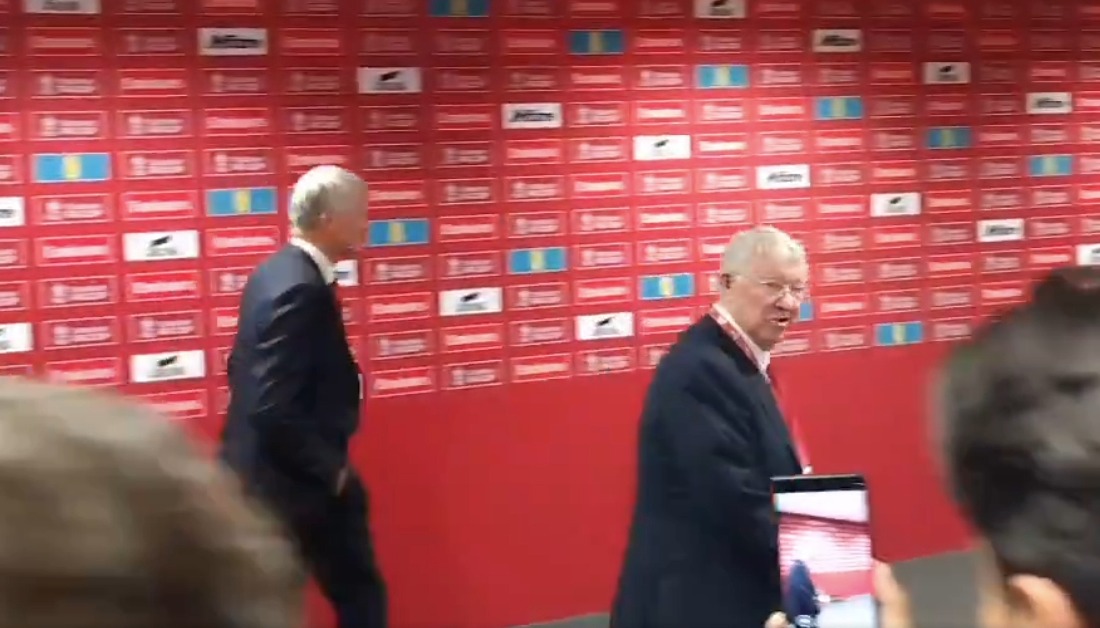 Lucu! Candaan Sir Alex Ferguson Saat Lewati Barisan Wartawan