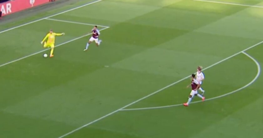 Aksi Kiper Fulham, Bernd Leno Membuat Sebuah Assist Di Pertandingan Fulham Vs Aston Villa