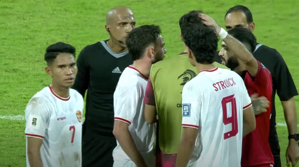 Pemain Timnas Indonesia Melakukan Protes Atas Kepemimpinan Wasit Ahmed Al Kaf di Laga Bahrain Vs Indonesia