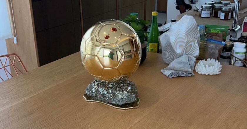 Karim Benzema Masih Senang Pamerkan Ballon d’Or nya Meski Telah Dimenangkannya Dua Tahun Lalu