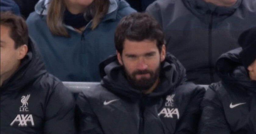 Ekspresi Alisson Becker Dari Bangku Cadangan Saat Lihat Caoimhin Kelleher Tampil Memukau Hadapi Real Madrid