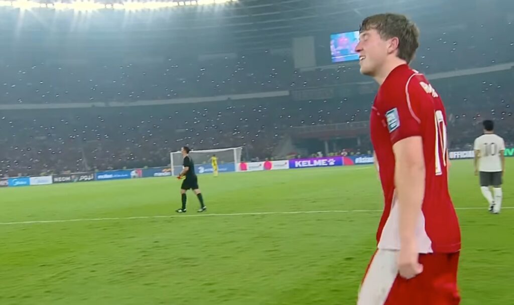 Ole Romeny berjalan ke tengah lapangan usai pertandingan Indonesia vs China