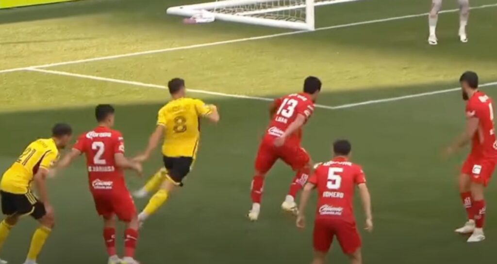 Leagues Cup: Columbus Unggul Tipis 1-0 atas Toluca di Babak Pertama, Gol Penalti Rossi Jadi Pembeda!