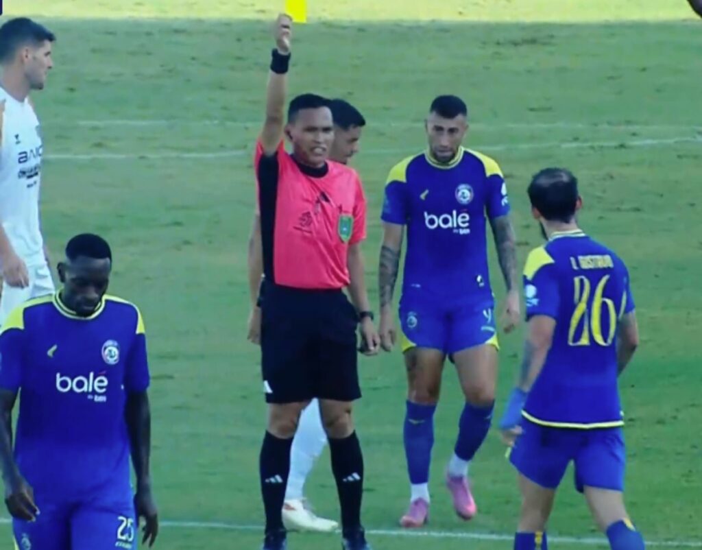 Arema FC vs Dewa United: Reaksi Luiz Gustavo Saat Dapatkan Kartu Kuning