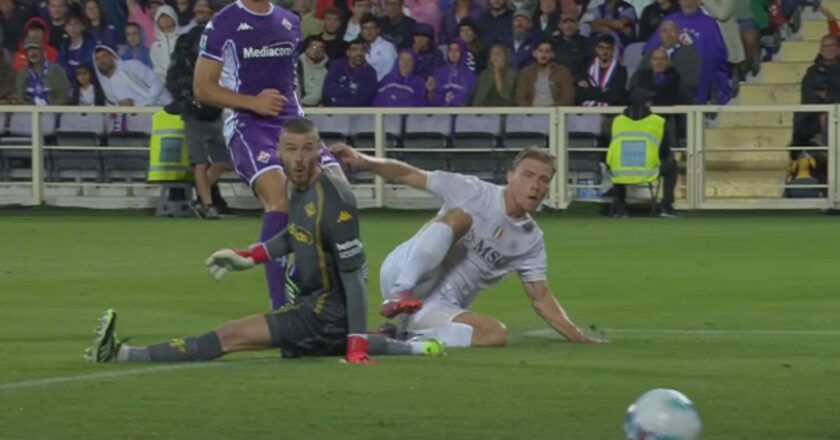 Debut Sensasional! Rasmus Hojlund Cetak Gol dan Bawa Napoli Bekuk Fiorentina 3-1